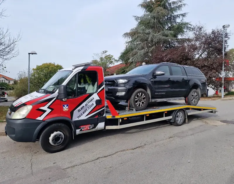Šlep vozilo Šlep Službe Buki prevozi tamni džip na platformi