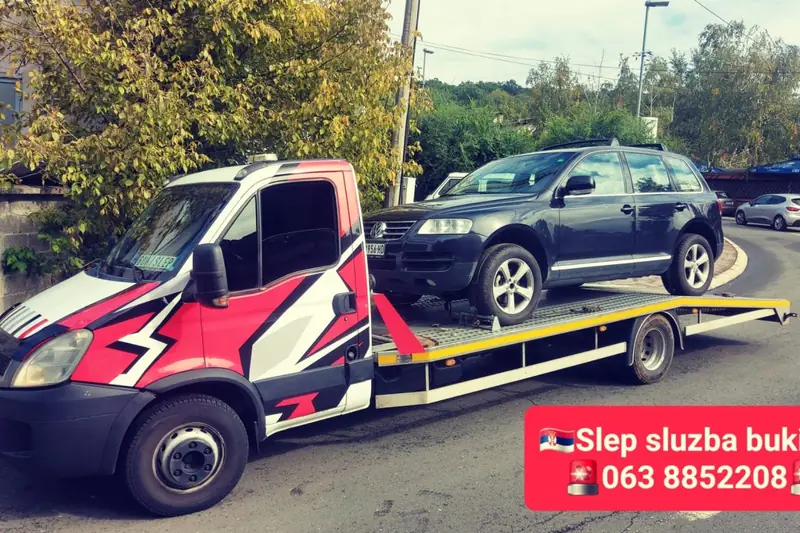Šlepanje tamnog SUV vozila na platformi Šlep Službe Buki