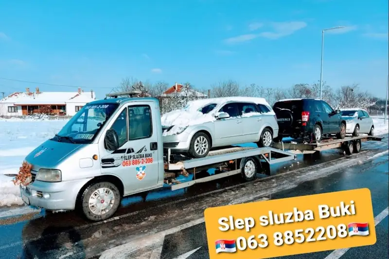 Šlep vozilo sa prikolicom prevozi tri automobila odjednom po snegu