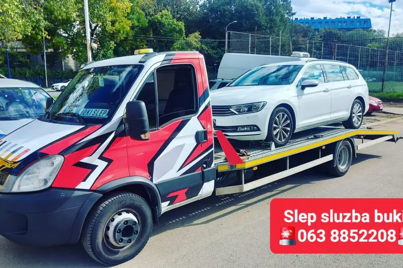 Beli karavan utovaren na šlep vozilo Šlep Službe Buki