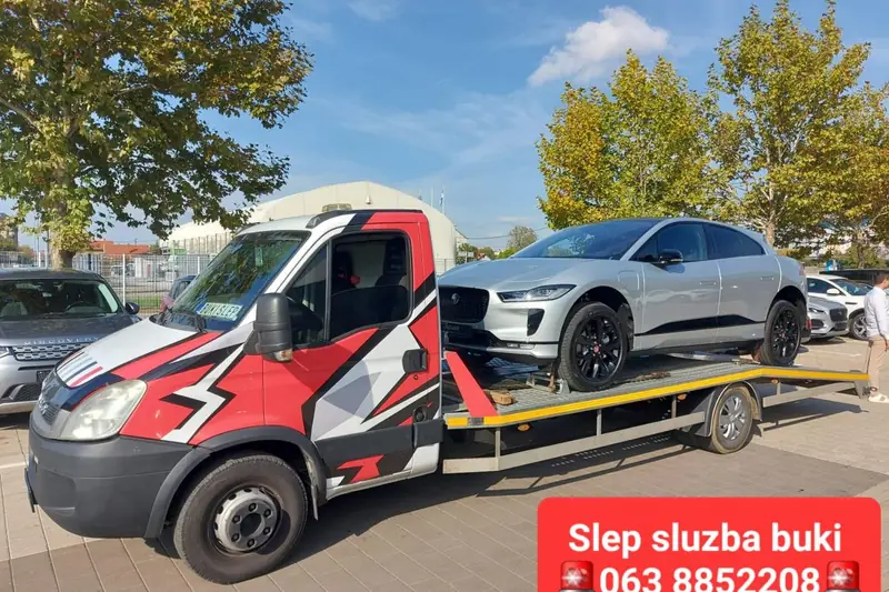 Šlepanje električnog SUV automobila na platformi Šlep Službe Buki