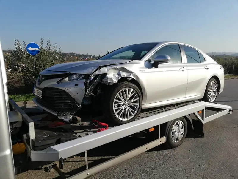 Havarisani automobil sa oštećenim prednjim delom na šlep platformi