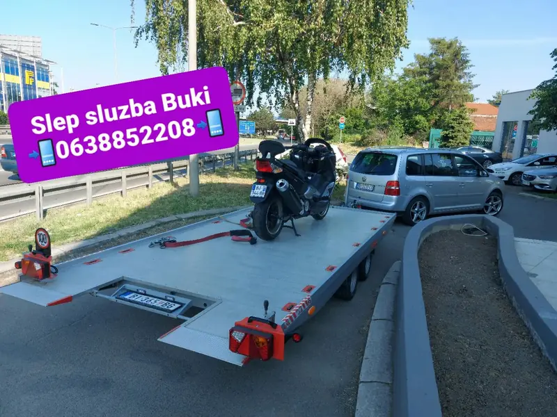 Motocikl pričvršćen na platformi šlep vozila